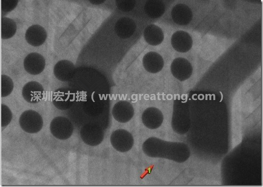 BGA因為焊墊變小，造成錫膏過多而最終形成焊接短路的結(jié)果。