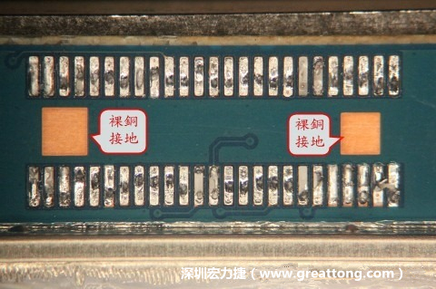 把板對(duì)板連接器全部移除，發(fā)現(xiàn)其下方板子共有兩個(gè)裸銅的方形設(shè)計(jì)。