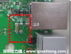 有人認(rèn)為電容旁邊已經(jīng)有螺絲將電路板固定于機(jī)殼上了，不應(yīng)該發(fā)生電路板彎曲的現(xiàn)象才對(duì)。