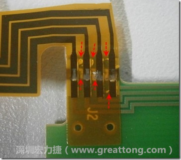 這張圖所顯示的，PCBA工廠實際進行HotBar(熱壓熔錫焊接)焊接的時候，經(jīng)常會出現(xiàn)這類焊墊之間短路的問題，下面的圖示為比較嚴重的案例，大部分都只有部份溢錫，但這對品質(zhì)信賴杜已經(jīng)產(chǎn)生了及大的為害，既使現(xiàn)在測試沒有出現(xiàn)問題，難保在高溫膏濕的環(huán)境下不會出現(xiàn)電子遷移(Electromigration)的現(xiàn)象。