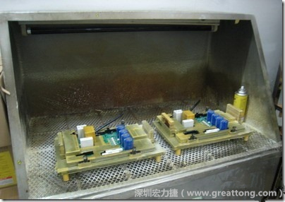 使用噴涂(Spraying)方式作業(yè)conformal coating時，需設備抽真空的設備，否則噴涂的物質會飄散到空氣當中，影響人體的健康。