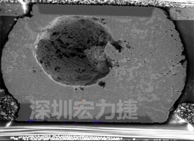 錫球氣泡大到足以影響到焊接的品質(zhì)，下圖是錫球切片后的剖面，可以很明顯看到氣泡已經(jīng)有錫球的 1/3 大了