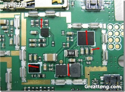 圖中顯示一塊電路板使用這種屏蔽夾(shielding clip)的實(shí)例?；旧衔覀?cè)趶澖堑牡胤蕉荚O(shè)計(jì)擺放了一個(gè)屏蔽夾，這樣可以讓作業(yè)員比較方便安裝屏蔽罩(shielding can)時(shí)的對(duì)位準(zhǔn)確。然后在其他沒(méi)有屏蔽夾的地方也設(shè)計(jì)了一些接地的布線，一來(lái)可以稍微提升屏蔽罩的電磁隔絕能力，另一方面也可以為屏蔽夾無(wú)效時(shí)，馬上可以更改為屏蔽框，而無(wú)需要重新設(shè)計(jì)電路板。