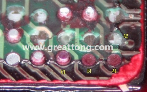 下圖是紅墨水測試后將PCB板子拿回來側(cè)一個角度拍攝的照片，就可以很清楚的看到錫球黏在PCB端，或不在PCB端。