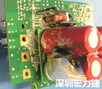 元件選擇不當導致大量電流或電壓流經(jīng)電路，將會發(fā)生像這個燒融電容器的損壞情形。