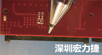 連接器邊緣稍突出于電路板的邊緣。