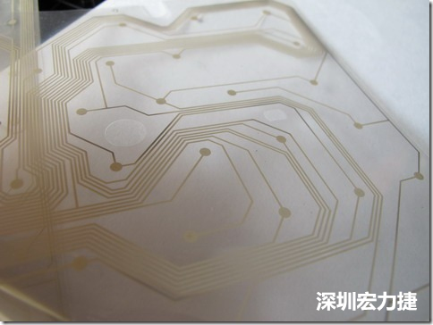 下面第二個(gè)圖則是另一片也有著按鍵線路的PTF，當(dāng)上、下兩面PTF的按鍵結(jié)點(diǎn)互相接觸后就可以計(jì)算出是哪個(gè)按鍵被按下了。可是當(dāng)按鍵沒有按下時(shí)，上下兩片PTF的線路則是分開的，所以上圖那片PTF的線路上面其實(shí)還另外覆蓋了另一層透明的PET作為絕緣層，只露出了需要在鍵盤按下時(shí)才會(huì)碰觸的接觸點(diǎn)，因?yàn)檫@些材質(zhì)使用的都是Polymer，所以才撐這樣的技術(shù)為Polydome(聚合簧片)。