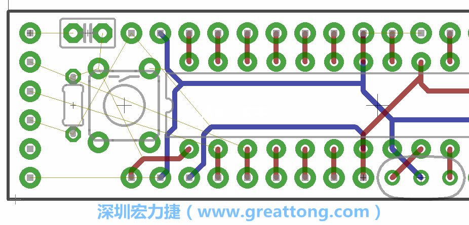 到目前為止，你應(yīng)該只剩下四個(gè)部分還未進(jìn)行布線，10K重置上拉電阻器、重置電容和1×6的序列排針。