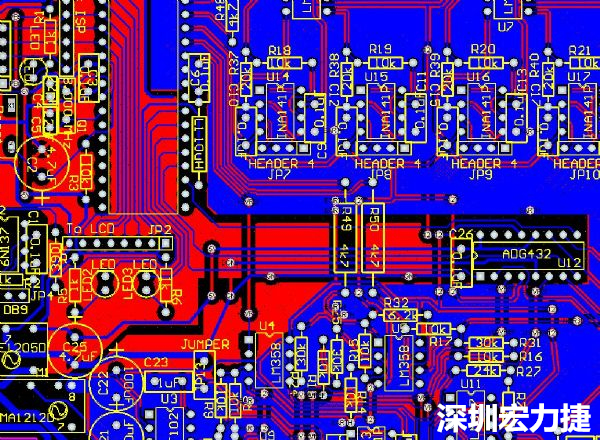 一般產(chǎn)品的PCB設(shè)計，多數(shù)先決定元件布局，再進(jìn)行線路連接，于元件位置就先改善干擾問題，再從線路細(xì)節(jié)著手改善產(chǎn)品。
