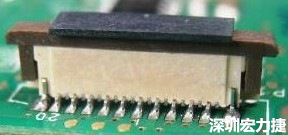 一開始的 connector 把 塑膠蓋子(cap) 塞到了 connector 的接觸彈片內(nèi)側(cè)。