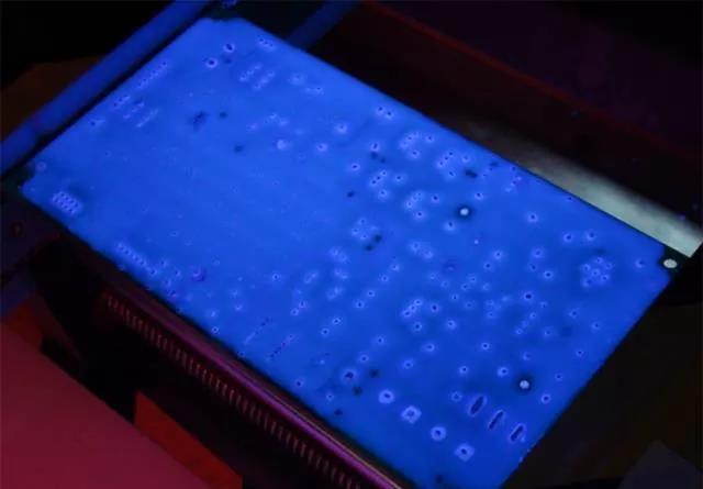 經(jīng)過涂覆工藝后的PCB，在紫光燈下的拍攝效果，原來coating也可以這么美！