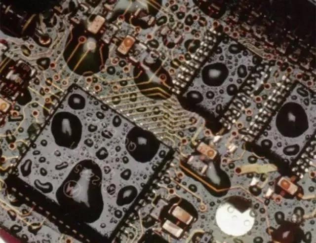 經(jīng)過涂覆工藝后的PCB，在表面形成透明的保護膜，能有效防止水珠和潮氣侵入，避免漏電和短路。